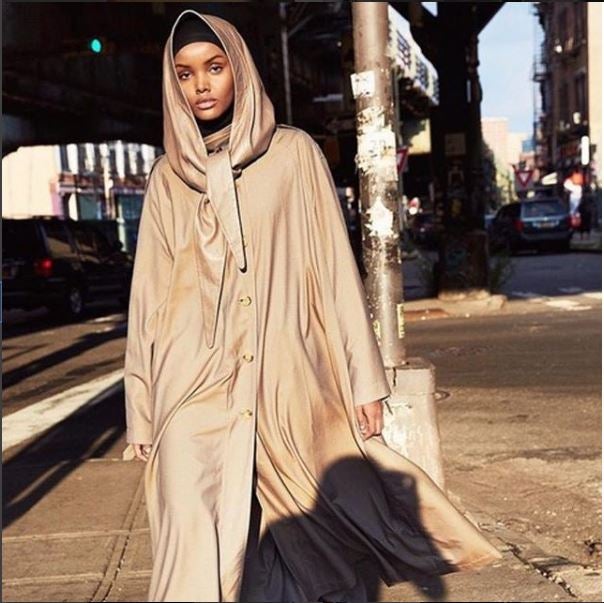 Halima Aden se ha convertido en la primera profesional de la pasarela musulmana que ha fichado por una agencia 'top'