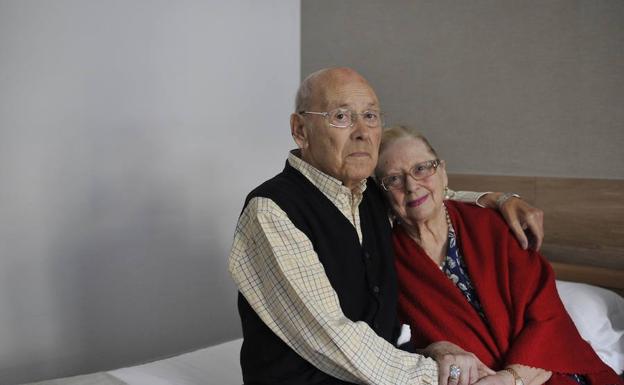 Albino Díez y Julia Martínez posan en la residencia San Antonio.