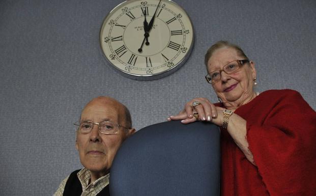 Albino y Julia posan bajo el reloj de la residencia San Antonio.