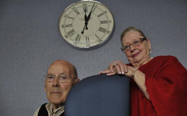 Albino y Julia posan bajo un reloj en la residencia San Antonio.