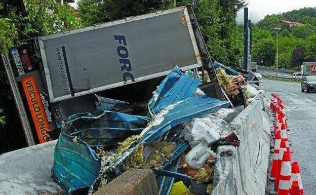 El camión se salió de la calzada tras chocar contra el coche de la víctima (agosto 2015). 