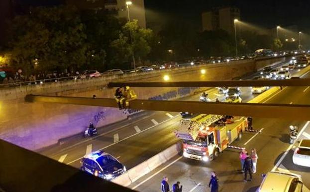 La Ronda Norte ha estado cortada al tráfico durante 40 minutos.