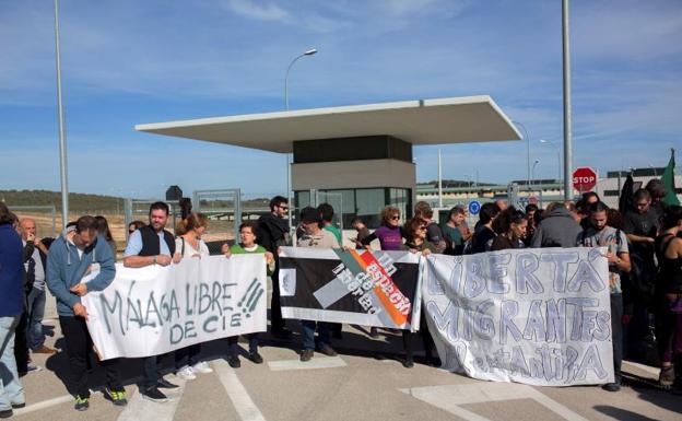 Medio centenar de personas, concentradas frente a la cárcel.