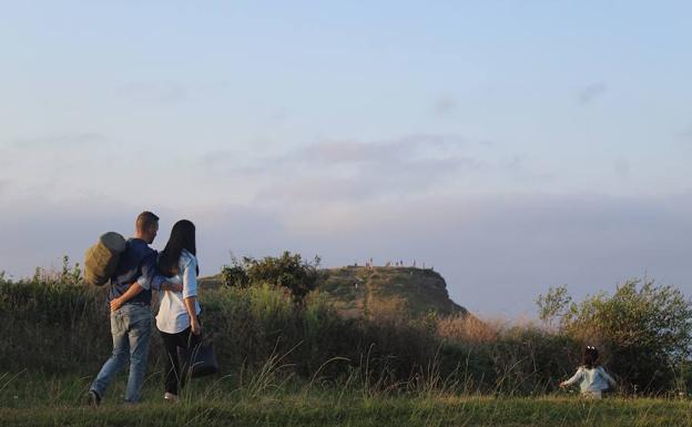José Rabadán pasea con su mujer y su hija por el campo, en una escena del documental. 