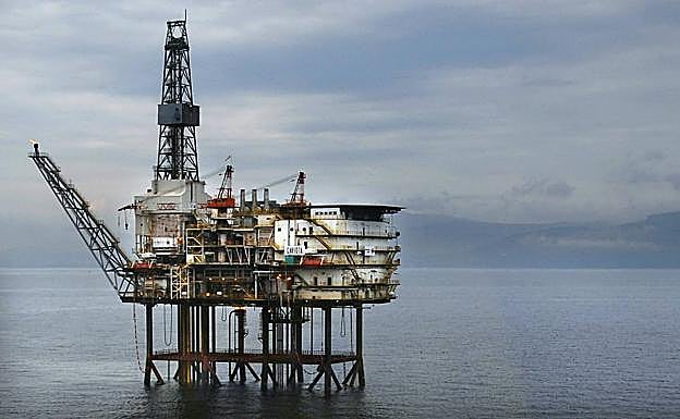 Vista panorámica de la plataforma Gaviota, con la costa vizcaína al fondo.