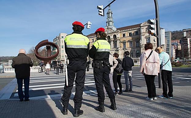 La Policía Municipal detiene a dos personas por tráfico de drogas en Irala tras recibir el aviso de los vecinos