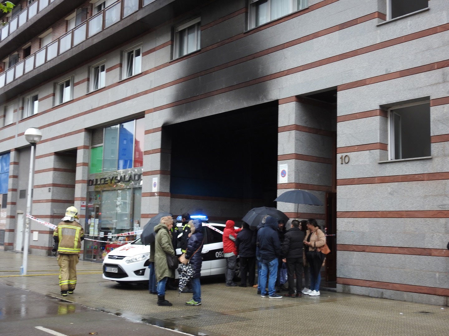 Los vecinos de los números 10 y 12 de la calle Askatasuna de Miribilla han pasado la noche en vela, a causa de  un incendio desatado a las dos de la madrugada  en un garaje situado entre los dos portales.