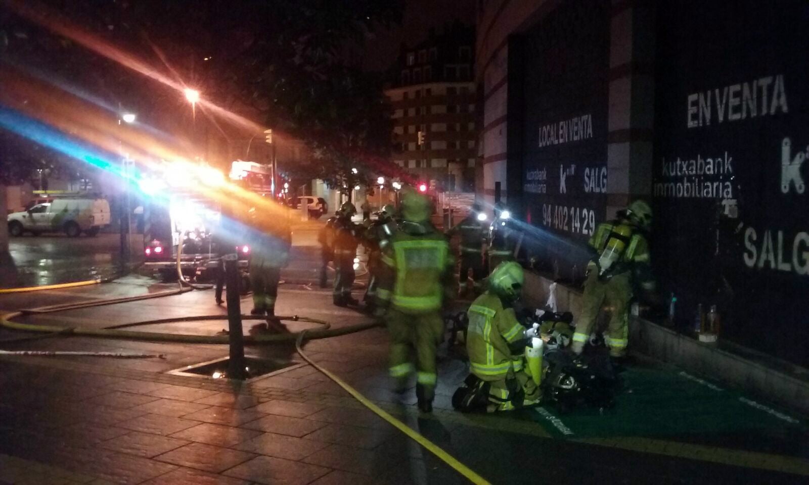 Los vecinos de los números 10 y 12 de la calle Askatasuna de Miribilla han pasado la noche en vela, a causa de  un incendio desatado a las dos de la madrugada  en un garaje situado entre los dos portales.