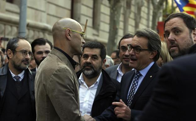 Jordi Sànchez (c.) y Oriol Junqueras (dcha.).