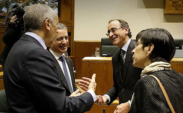 Alfonso Alonso conversa con el lehendakari, Iñigo Urkullu, y los consejeros de Justicia y Seguridad en una sesión del Parlamento vasco.