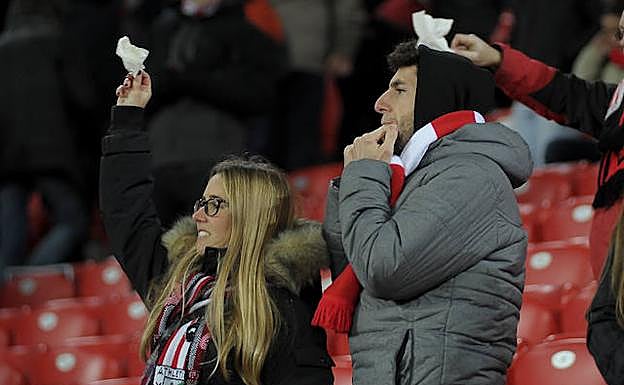 Pitos y algunos pañuelos despidieron a los jugadores del Athletic por su eliminación. 