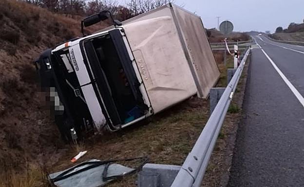 El caminón quedó tirado en el margen de la carretera. 