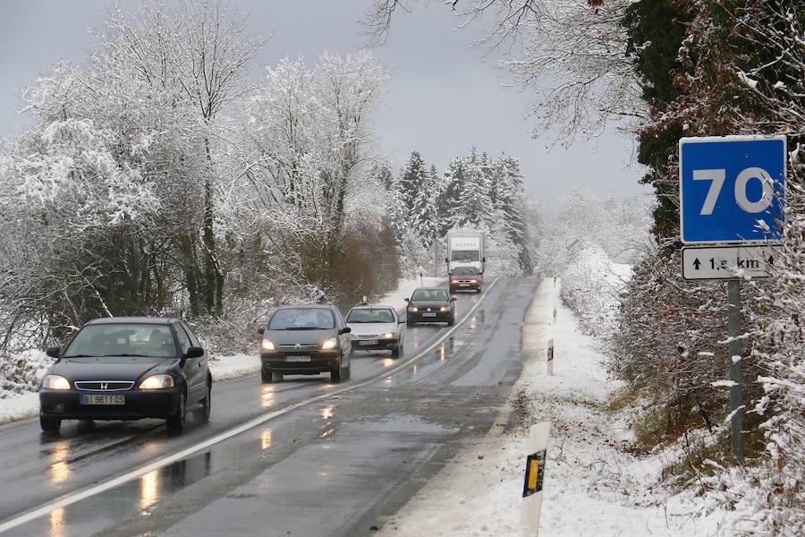 A un mes de la llegada oficial del invierno, el 21 de diciembre, los copos han tomado las carreteras hacia Bizkaia