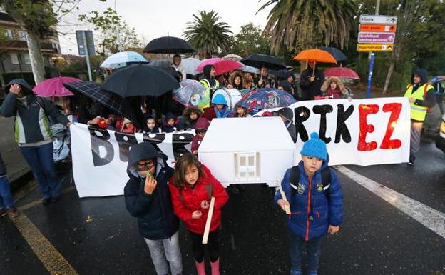 La marcha, convocada por la AMPA de Zipiriñe, arrancó a las 16.45 horas de ese centro escolar y transcurrió bajo la lluvia. 
