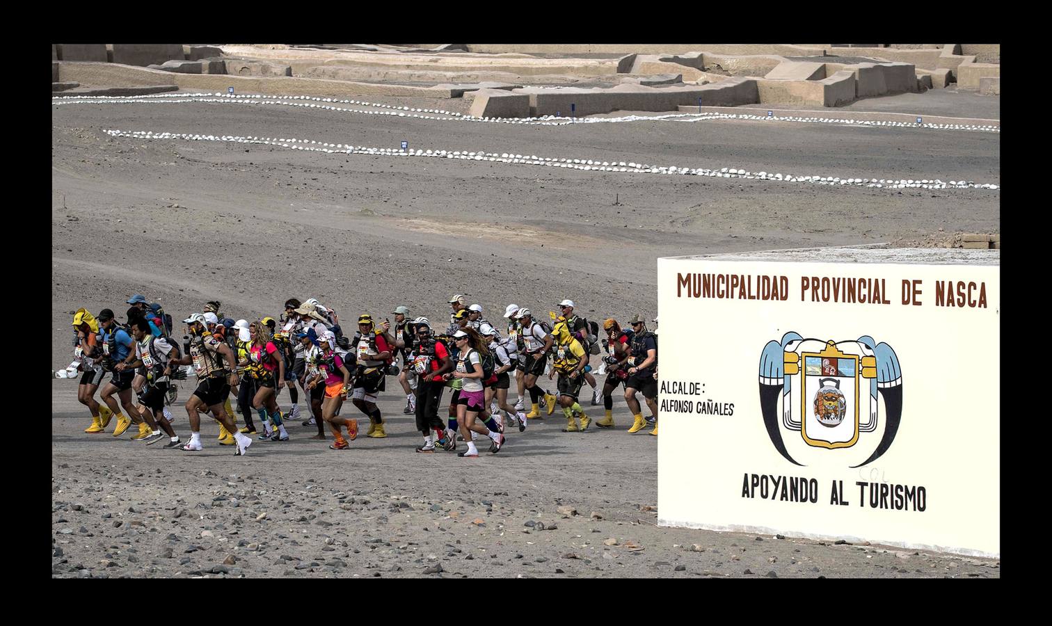 Los competidores del la carrera «más peligrosa del mundo» tienen que lidiar con el clima desértico, tormentas de arena y desniveles de hasta 300 metros. Los atletas recorren 250 km entre las dunas de Nazca y Paracas en seis etapas, del 28 de noviembre al 4 de diciembre.