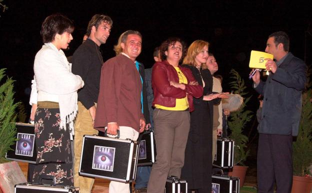 Los protagonistas de la primera edición se disponen a entrar en la casa de Soto del Real donde empezó su andadura el concurso. 