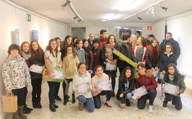 Agraciados en la segunda edición del concurso artístico juvenil que convoca la Asociación Artística del Duranguesado. 
