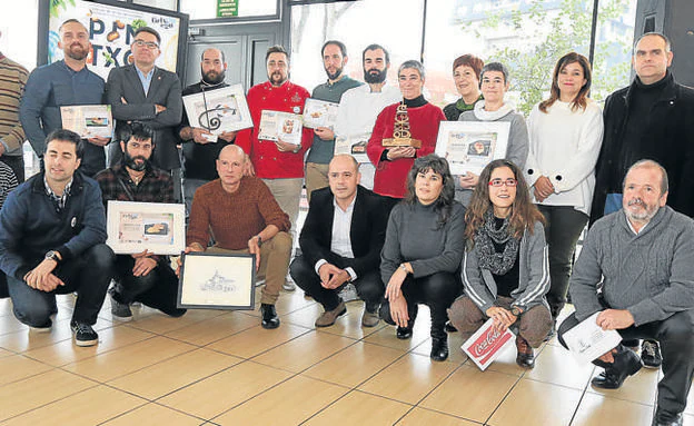 Imagen de familia de los organizadores, colaboradores, premiados y finalistas, que ayer volvieron a elaborar sus creaciones en Fadura. 