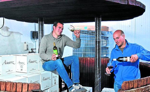 Los hermanos Mata Pérez, en su pequeña bodega de Labastida.