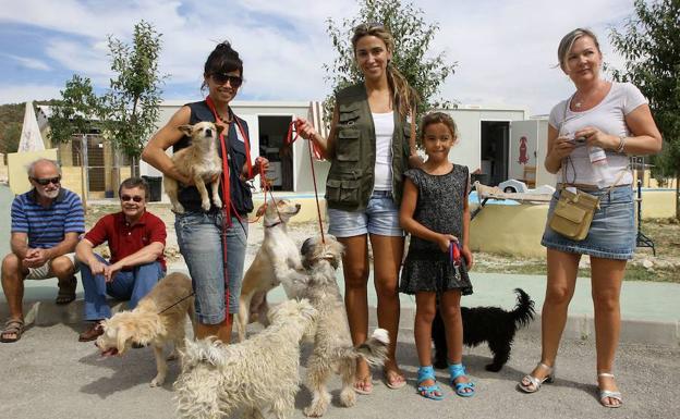 Un grupo de finlandeses disfrutando en la actualidad de un día en familia y entre amigos en Fuengirola.