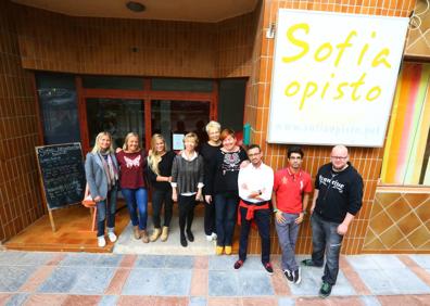 Imagen secundaria 1 - Opisto, un centro cultural dirigido a residentes fineses. La Escuela Finlandesa (derecha) es la única con Bachillerato fuera de aquel país. Alumnos y profesores del Instituto Sofia. Sami Lindperg ha rehecho su vida en Fuengirola, donde trabaja en una herboristería. 