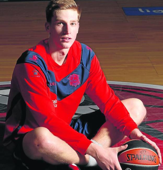 Rinalds Malmanis posa en el centro de la cancha del Buesa Arena. 