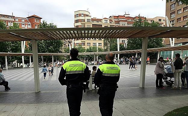 Dos policías patrullan por la plaza Indautxu.