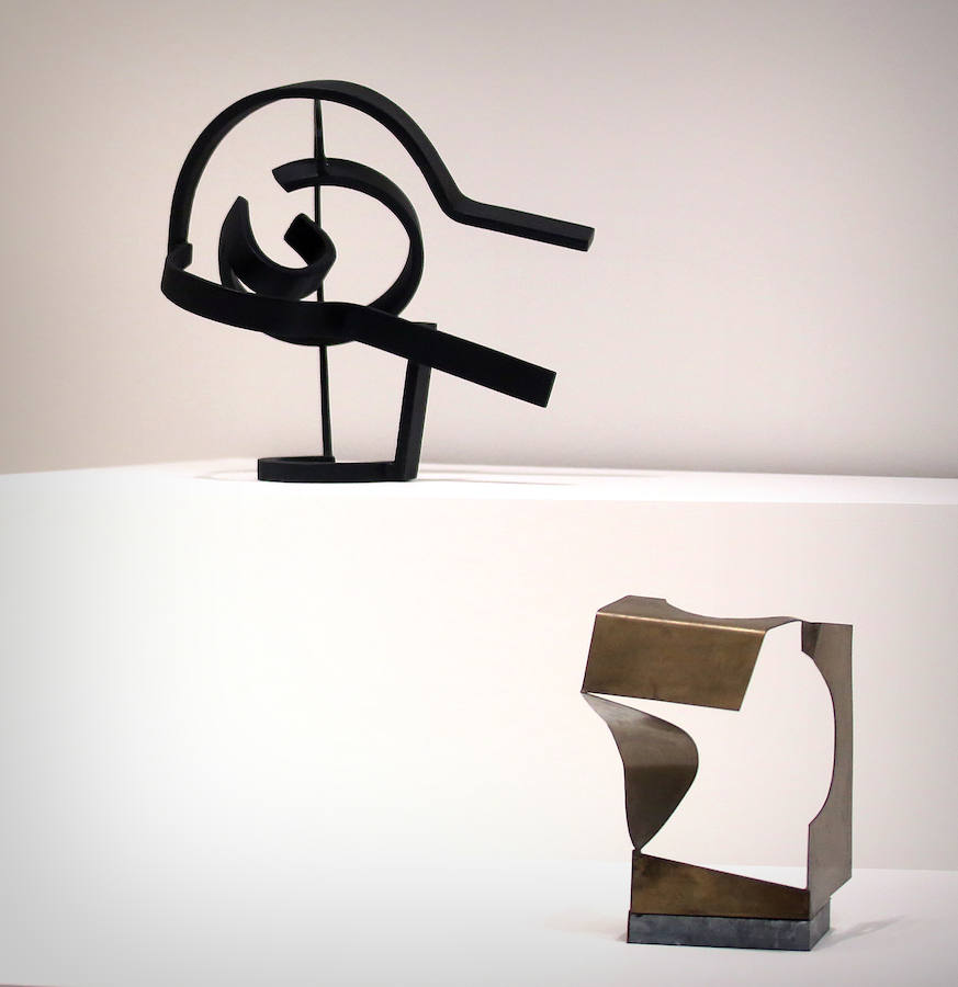 Imagen secundaria 1 - 'Colinas huecas nº 133', de Susana Solano; 'Ensayo de desocupación de la esfera', de Jorge Oteiza; 'Pasillo de luz verde', de Bruce Nauman.