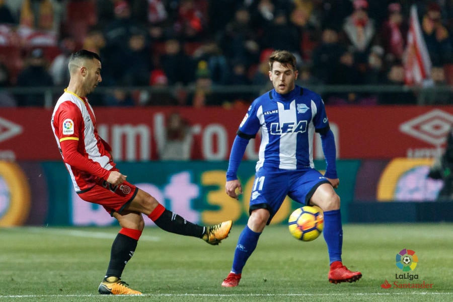 Ibai, el gran protagonista de la jornada en Primera División, protege la pelota ante Mojica.