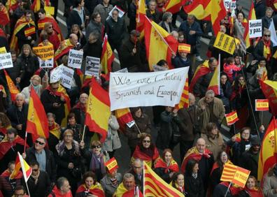 Miles de personas salen a la calle en Barcelona en defensa de la ...