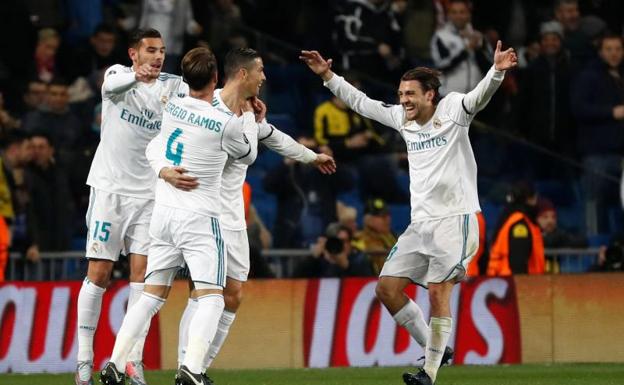Los futbolistas del Real Madrid celebran el tanto de Cristiano. 