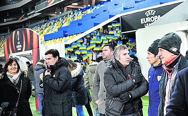 Urrutia y varios directivos a ipe de campo.