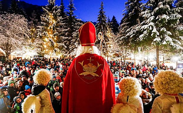 Un hombre representa a San Nicolás en un mercadillo navideño. 