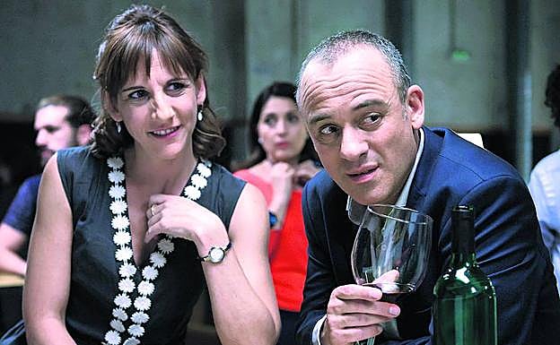 Malena Alterio y Javier Gutiérrez en una escena de la serie, disponible para todos los abonados de Movistar+ bajo demanda.