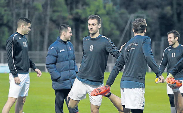 La plantilla, durante un entrenamiento en Sarriena. 