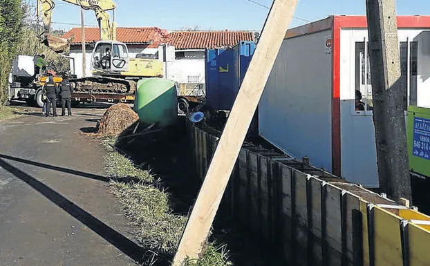 Vista de la zona de obras, con caseríos al fondo. 