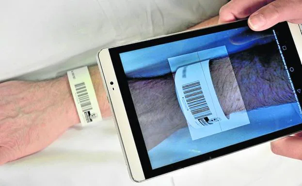 La enfermera escanea la pulsera con el código de barras que identifica al paciente.