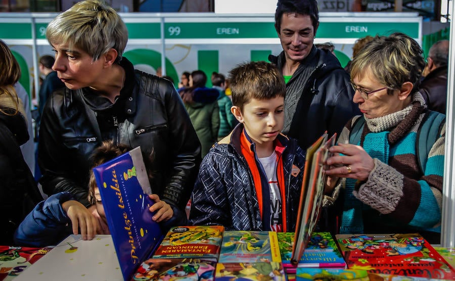 La literatura infantil y juvenil reina en la Azoka y mima la ilustración como forma de narrar 