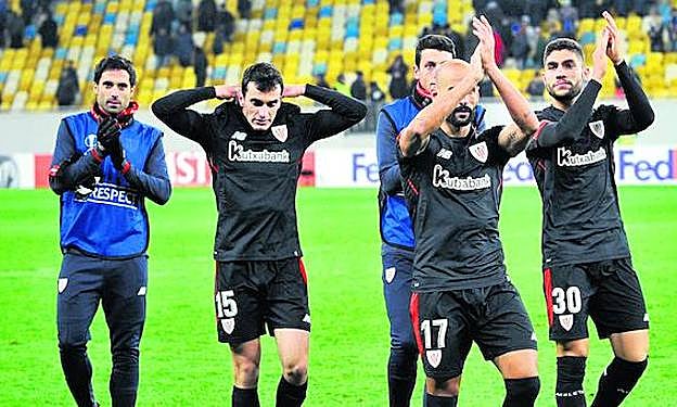 Los jugadores del Athletic agradecieron el apoyo a los 300 hinchas desplazados a Lviv y les regalaron las camisetas con las que batieron al Zorya.