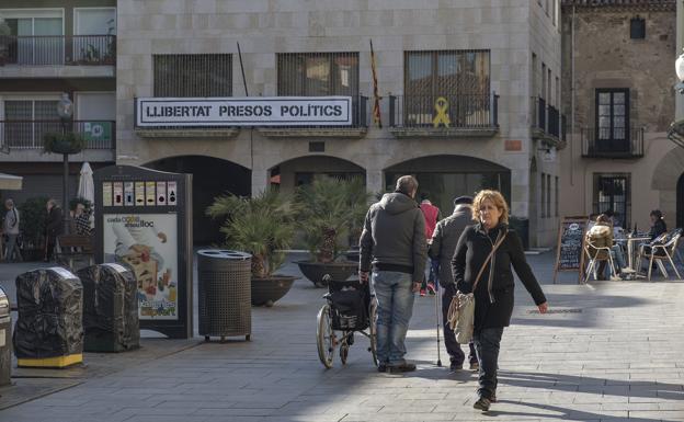 Una pancarta y un lazo amarillo en la balconada del edificio consistorial de Calella piden la puesta en libertad de los «presos políticos». 