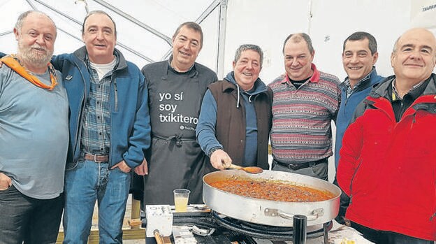 La cuadrilla Arangoiti fue la vencedora. José Paniagua se puso en el fogón para cocinar los 900 caracoles de Barrika. 