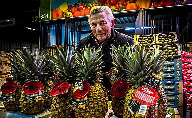 Agapito Corrales y sus piñas 'de avión', recolectadas en el momento idóneo y en la mesa al cabo de dos días.