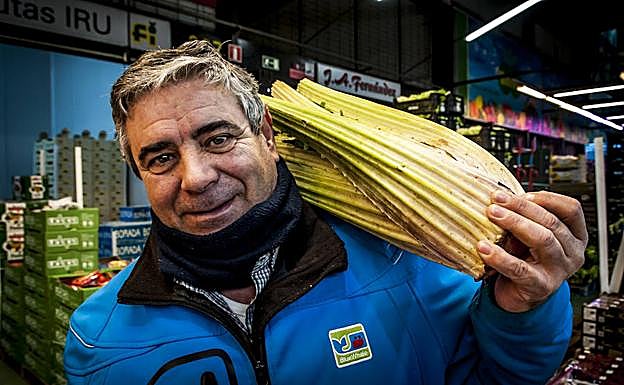 Isidoro Pardo carga con un primoroso cardo de Falces, que también se vende limpio y envasado al vacío.