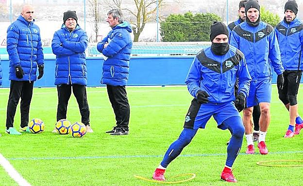 Abelardo, junto al cuerpo técnico, sigue los ejercicios de Ibai, Alexis, Enzo y Manu García durante el entrenamiento de ayer en Ibaia.