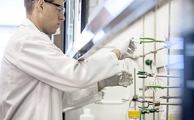 Un investigador en un laboratorio de Gilead Sciences.