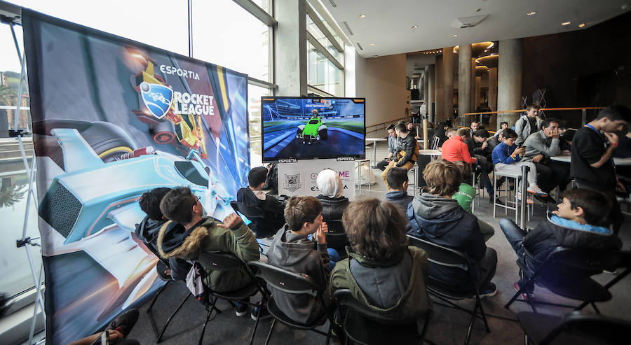 En la segunda jornada del festival de videojuegos que se celebra en el Palacio Euskalduna de Bilbao se han dado cita aficionados y expertos, todos ellos unidos por un entusiasmo contagioso