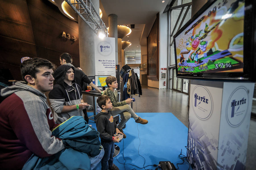 En la segunda jornada del festival de videojuegos que se celebra en el Palacio Euskalduna de Bilbao se han dado cita aficionados y expertos, todos ellos unidos por un entusiasmo contagioso