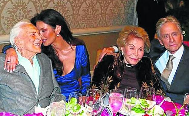 Kirk Douglas, C. Zeta-Jones, Anne Buydens y M. Douglas.