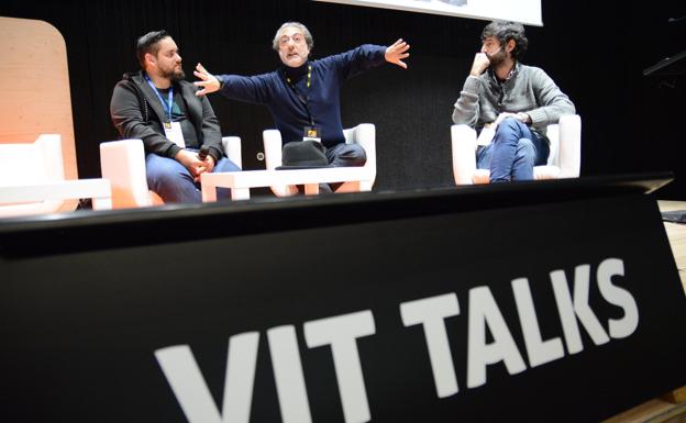 Javier Olivares, en el centro.