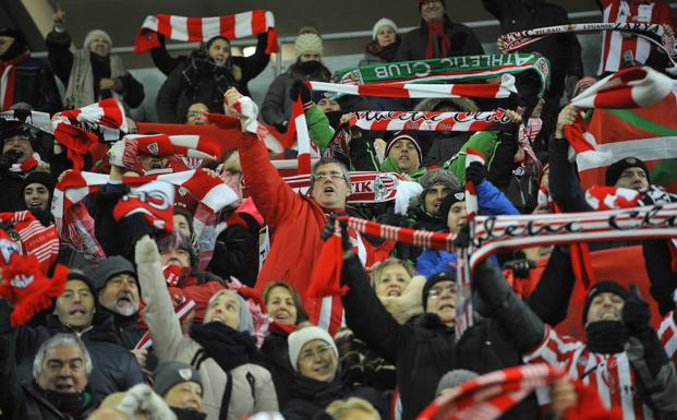 Algunos de los aficionados que se desplazaron hasta Ucrania para presenciar el encuentro del Athletic contra el Zorya.